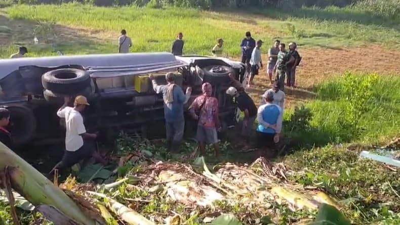 Kecelakaan di Jember, Truk Tabrakan dengan Pikap hingga Terguling Kecelakaan di Jember, Truk Tabrakan dengan Pikap hingga Terguling