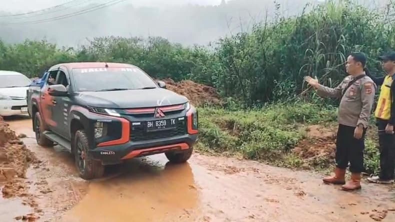 Longsor Putus Akses Kerinci–Bangko, Polisi Berlakukan Sistem Buka Tutup Longsor Putus Akses Kerinci–Bangko, Polisi Berlakukan Sistem Buka Tutup