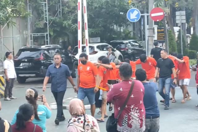Sindikat Joki UTBK di Surabaya Dibongkar, 14 Orang Ditangkap Termasuk 3 Dokter Sindikat Joki UTBK di Surabaya Dibongkar, 14 Orang Ditangkap Termasuk 3 Dokter