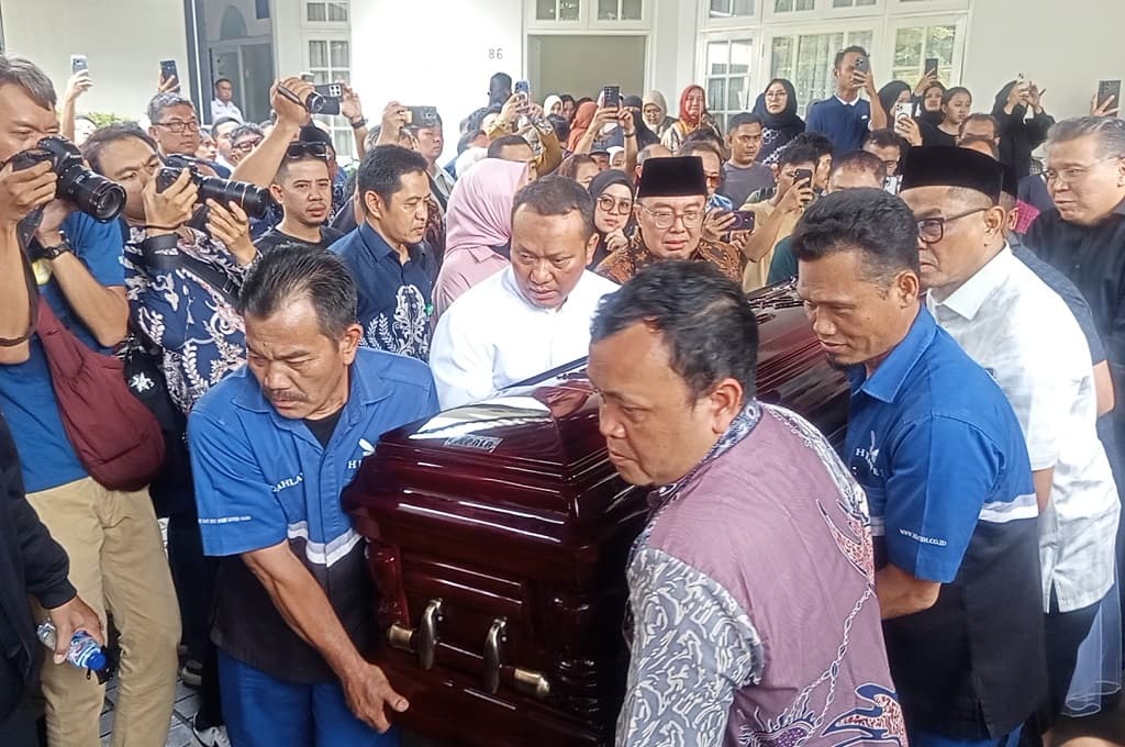 Momen Pimpinan BPK Gotong Peti Jenazah Haerul Saleh yang Meninggal karena Kebakaran Momen Pimpinan BPK Gotong Peti Jenazah Haerul Saleh yang Meninggal karena Kebakaran