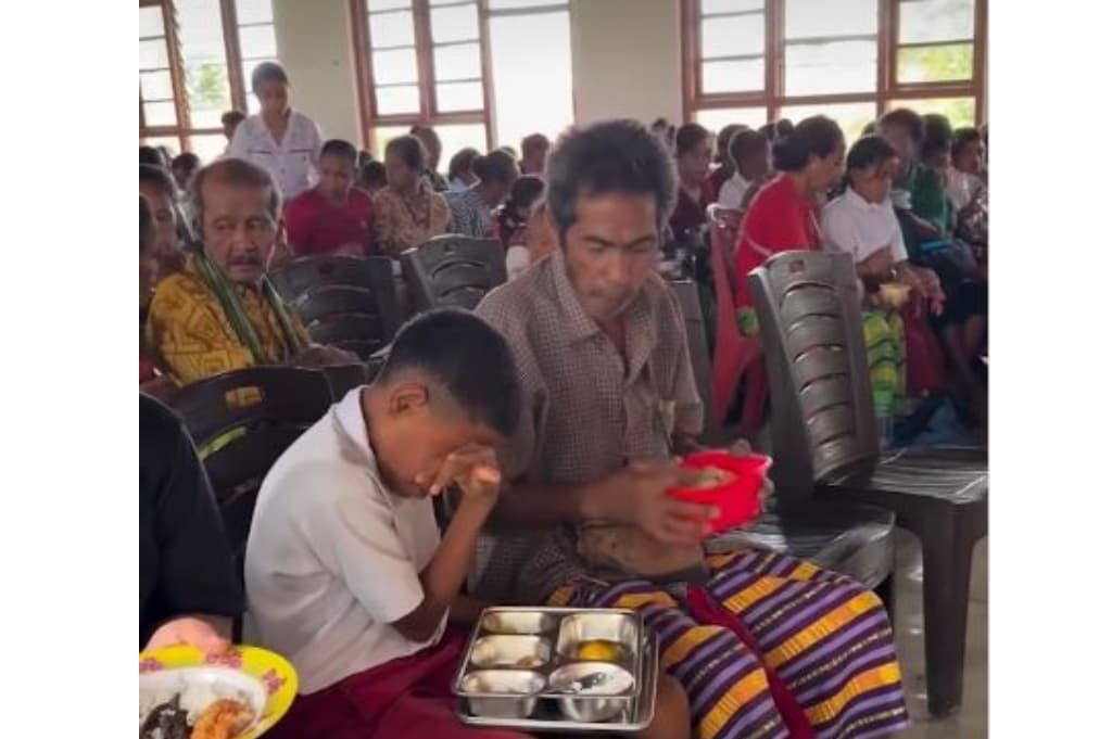 Momen Haru! Siswa SD di NTT Berbagi Daging MBG untuk Sang Ayah Momen Haru! Siswa SD di NTT Berbagi Daging MBG untuk Sang Ayah
