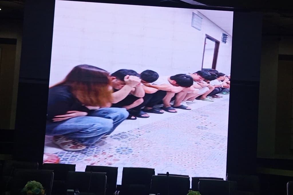 Penampakan 321 WNA Ditangkap di Markas Judol Hayam Wuruk, Tak Berkutik Digerebek Polisi Penampakan 321 WNA Ditangkap di Markas Judol Hayam Wuruk, Tak Berkutik Digerebek Polisi