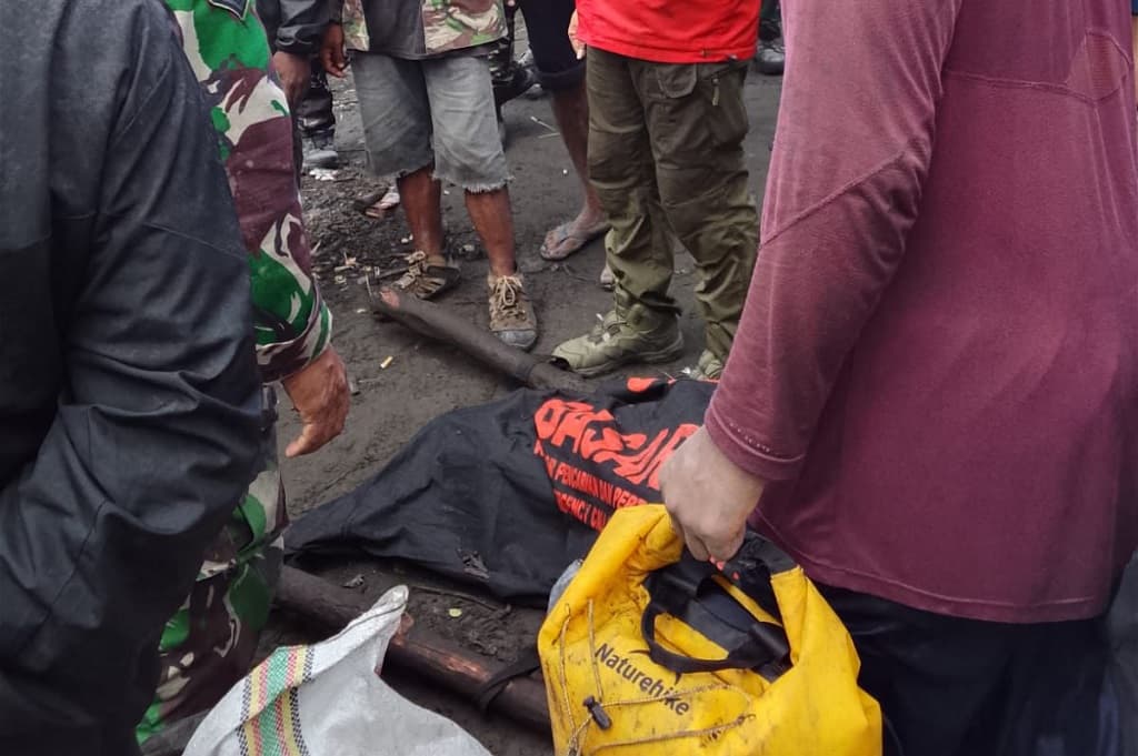 1 Pendaki Gunung Dukono Ditemukan Tewas usai Erupsi, Tertimbun Pasir Vulkanik 1 Pendaki Gunung Dukono Ditemukan Tewas usai Erupsi, Tertimbun Pasir Vulkanik