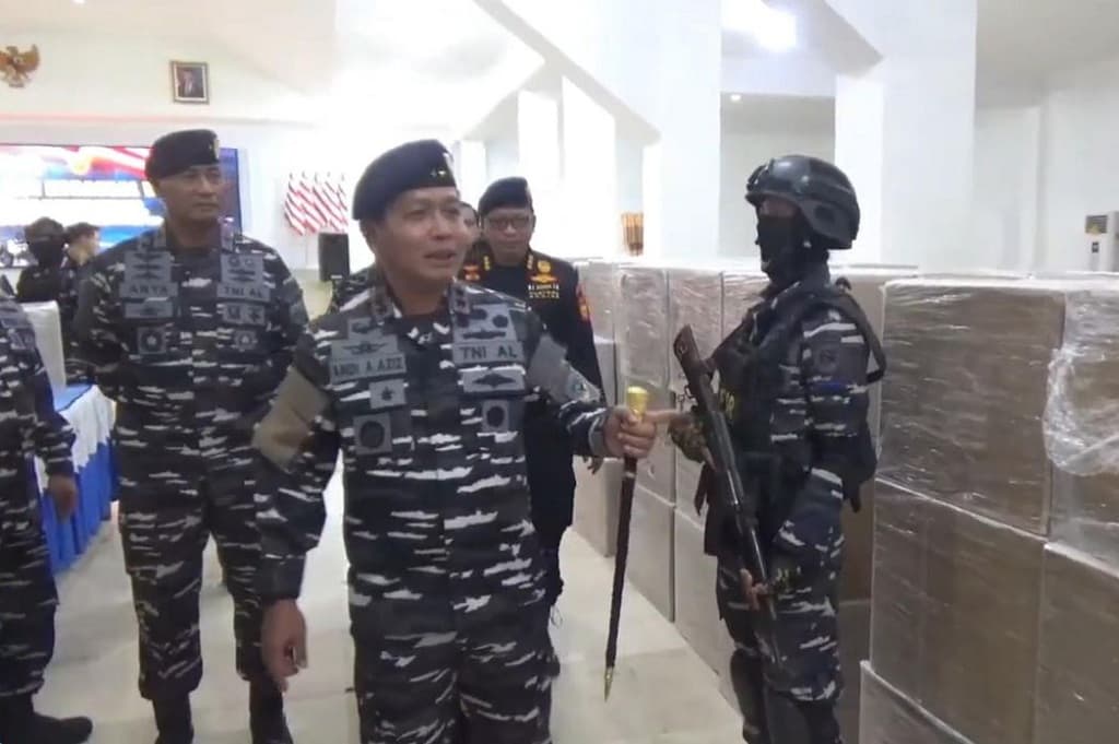 Hebat! TNI AL Gagalkan Penyelundupan 3,9 Juta Batang Rokok Ilegal di Makassar Hebat! TNI AL Gagalkan Penyelundupan 3,9 Juta Batang Rokok Ilegal di Makassar