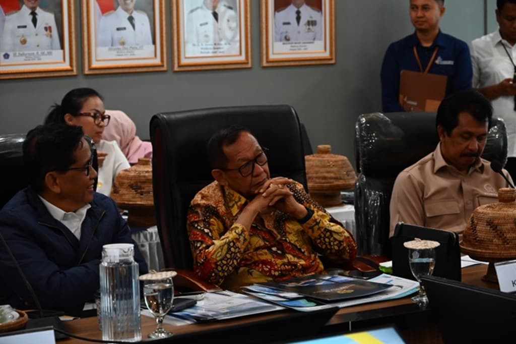 Kades di Takalar Datangi Anggota DPR, Adukan Jalan Rusak hingga Minta Bangun Jembatan Kades di Takalar Datangi Anggota DPR, Adukan Jalan Rusak hingga Minta Bangun Jembatan