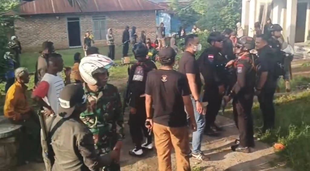 Bentrok Berdarah di Flores Timur, 12 Rumah Terbakar, 6 Warga Tertembak Bentrok Berdarah di Flores Timur, 12 Rumah Terbakar, 6 Warga Tertembak