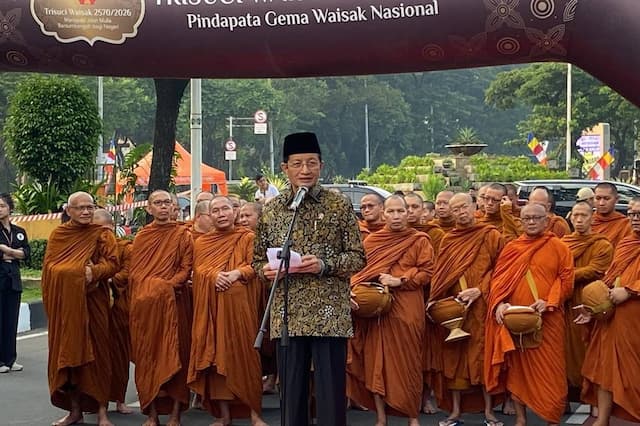 Menag Hadiri Gema Waisak Pindapata: Kita Belajar Makna Kesederhanaan dan Kebijaksanaan Menag Hadiri Gema Waisak Pindapata: Kita Belajar Makna Kesederhanaan dan Kebijaksanaan