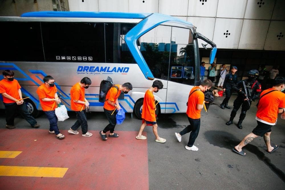 Potret 320 WNA Sindikat Judol di Hayam Wuruk Digiring ke Imigrasi Potret 320 WNA Sindikat Judol di Hayam Wuruk Digiring ke Imigrasi