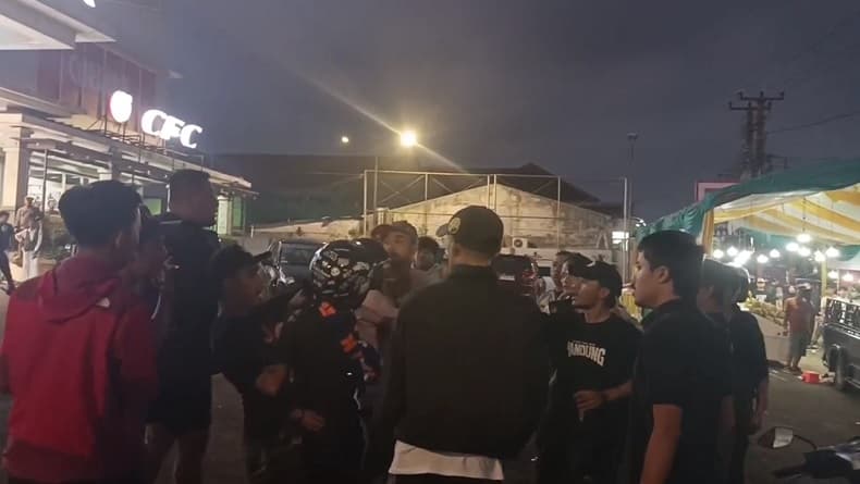 Bentrokan Usai Nobar Laga Persib Vs Persija di Sukabumi, 3 Orang Terluka Bentrokan Usai Nobar Laga Persib Vs Persija di Sukabumi, 3 Orang Terluka