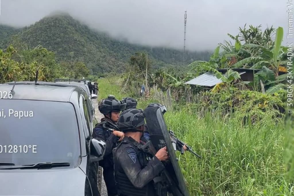 Brimob Baku Tembak dengan Diduga KKB di Dogiyai, Senjata SS1 hingga Busur Panah Disita Brimob Baku Tembak dengan Diduga KKB di Dogiyai, Senjata SS1 hingga Busur Panah Disita