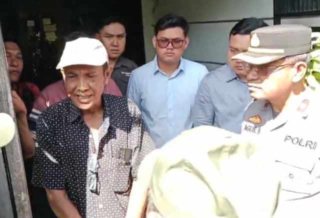 Mencekam! Detik-detik Eksekusi Rumah di Surabaya, Penghuni Melawan Tolak Pindah Mencekam! Detik-detik Eksekusi Rumah di Surabaya, Penghuni Melawan Tolak Pindah