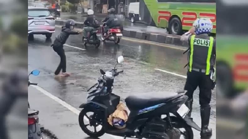 Viral Ketua Geng Motor di Maros Mengamuk Bawa Parang dan Busur, Kini Ditangkap Polisi Viral Ketua Geng Motor di Maros Mengamuk Bawa Parang dan Busur, Kini Ditangkap Polisi