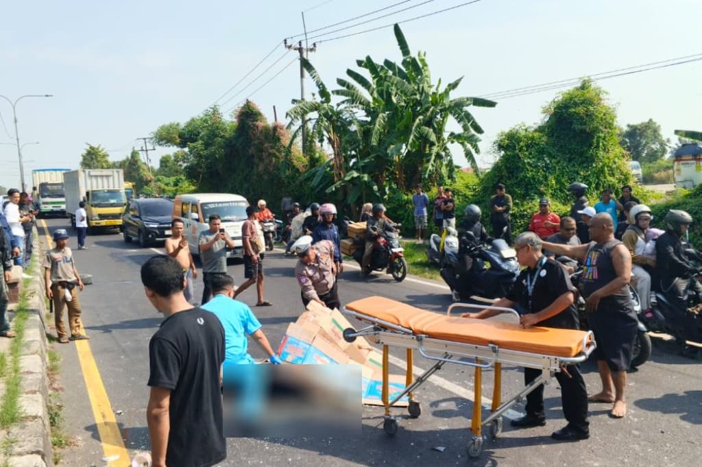 Kecelakaan 2 Motor dan Truk di Cikampek Karawang, 1 Orang Tewas Mengenaskan Kecelakaan 2 Motor dan Truk di Cikampek Karawang, 1 Orang Tewas Mengenaskan