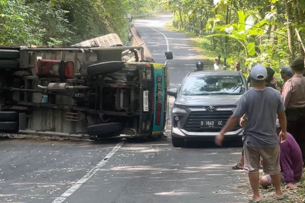 Gagal Menanjak, Truk Pengangkut Ekskavator Terguling di Tanjakan Bibis Kulonprogo Gagal Menanjak, Truk Pengangkut Ekskavator Terguling di Tanjakan Bibis Kulonprogo