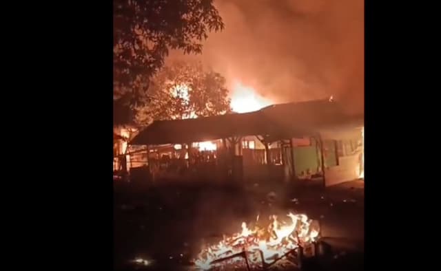 Ponpes Nurul Jadid Mesuji Dibakar Massa, Diduga Buntut Kasus Asusila Ponpes Nurul Jadid Mesuji Dibakar Massa, Diduga Buntut Kasus Asusila