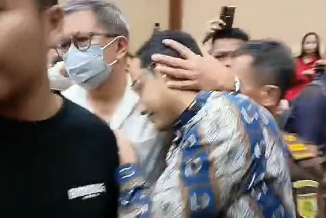 Momen Rocky Gerung Peluk Nadiem jelang Sidang Kasus Korupsi Laptop Chromebook Momen Rocky Gerung Peluk Nadiem jelang Sidang Kasus Korupsi Laptop Chromebook
