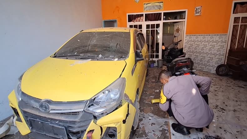 Rumah Warga Probolinggo Dilempar Bahan Peledak oleh OTK, Mobil dan Bangunan Rusak Rumah Warga Probolinggo Dilempar Bahan Peledak oleh OTK, Mobil dan Bangunan Rusak