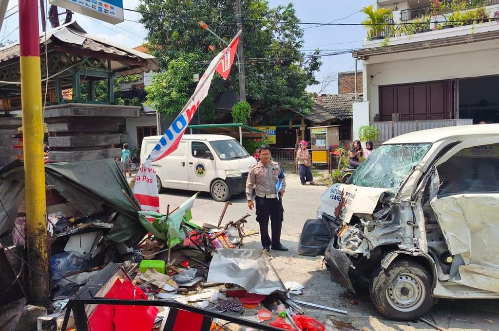 Mobil SPPG Tabrak 2 Gerobak Pedagang di Bekasi, 1 Orang Luka Berat Mobil SPPG Tabrak 2 Gerobak Pedagang di Bekasi, 1 Orang Luka Berat