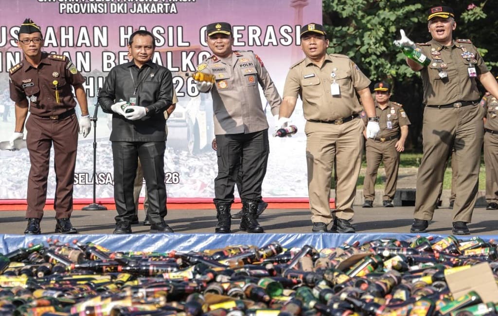 10.200 Botol Miras Ilegal Dimusnahkan di Monas, Hasil Razia Setahun 10.200 Botol Miras Ilegal Dimusnahkan di Monas, Hasil Razia Setahun