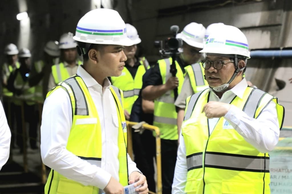 Gibran Senang Lansia hingga Difabel Gratis Naik Transportasi Umum di Jakarta Gibran Senang Lansia hingga Difabel Gratis Naik Transportasi Umum di Jakarta