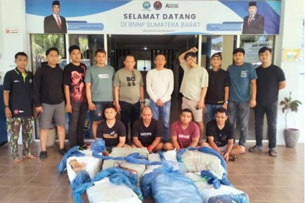 4 Warga Bukittinggi Ditangkap Bawa Ganja 150 Kg di Agam Sumbar 4 Warga Bukittinggi Ditangkap Bawa Ganja 150 Kg di Agam Sumbar