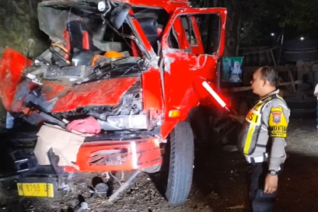 Kecelakaan Maut Truk Kontainer Tabrak Pohon di Pasuruan, Sopir dan Kernet Tewas Kecelakaan Maut Truk Kontainer Tabrak Pohon di Pasuruan, Sopir dan Kernet Tewas
