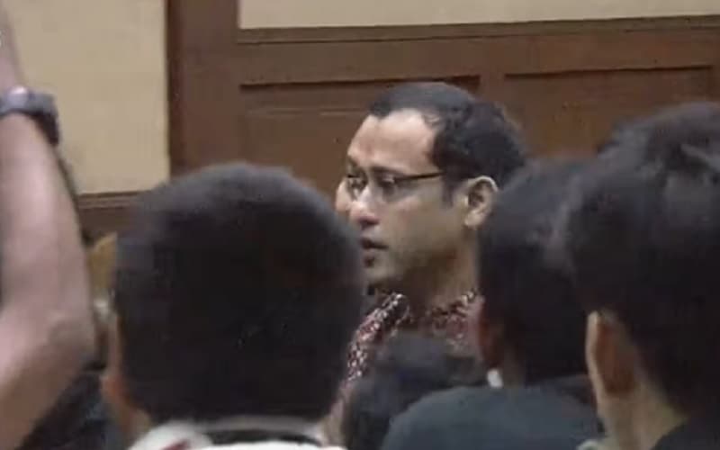 Nadiem Makarim Nangis di Pelukan Istri usai Dituntut 18 Tahun Penjara dalam Kasus Korupsi Laptop Nadiem Makarim Nangis di Pelukan Istri usai Dituntut 18 Tahun Penjara dalam Kasus Korupsi Laptop