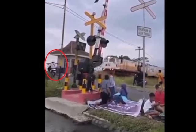 Kecelakaan Maut di Jember, Pemotor Tewas Tertabrak Kereta Api Sangkuriang Kecelakaan Maut di Jember, Pemotor Tewas Tertabrak Kereta Api Sangkuriang