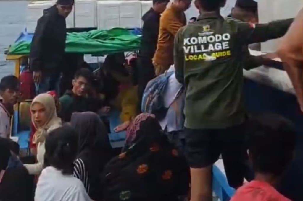 Dramatis! Tim SAR Evakuasi 23 Penumpang KM Hinaya Mati Mesin di Labuan Bajo Dramatis! Tim SAR Evakuasi 23 Penumpang KM Hinaya Mati Mesin di Labuan Bajo