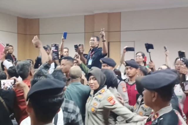 Sidang Pembunuhan Sekeluarga di Indramayu Kembali Ricuh, Terdakwa Dimaki Pengunjung Sidang Pembunuhan Sekeluarga di Indramayu Kembali Ricuh, Terdakwa Dimaki Pengunjung