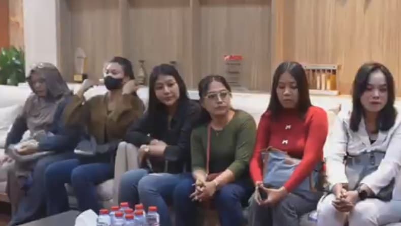 Viral! Puluhan Biduan Dangdut di Jatim Jadi Korban Arisan Bodong, Kerugian Rp1,8 Miliar Viral! Puluhan Biduan Dangdut di Jatim Jadi Korban Arisan Bodong, Kerugian Rp1,8 Miliar