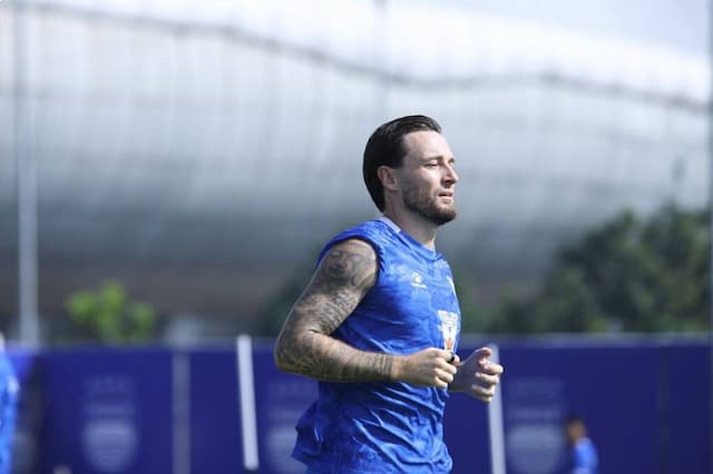 Marc Klok Kirim Sinyal Perang! Persib Siap Sapu Bersih 2 Laga Penentuan Juara Marc Klok Kirim Sinyal Perang! Persib Siap Sapu Bersih 2 Laga Penentuan Juara