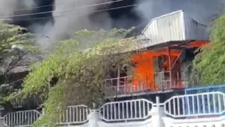 Detik-Detik Kobaran Api di Parkiran PT Arami Jaya Purworejo, Berawal Asap di Lantai Atas Detik-Detik Kobaran Api di Parkiran PT Arami Jaya Purworejo, Berawal Asap di Lantai Atas