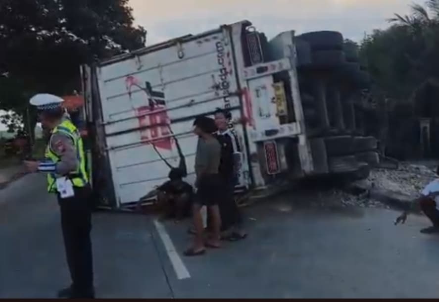 Kecelakaan di Lamongan, Truk Muatan Sabun Terguling gegara Sopir Ngantuk Kecelakaan di Lamongan, Truk Muatan Sabun Terguling gegara Sopir Ngantuk