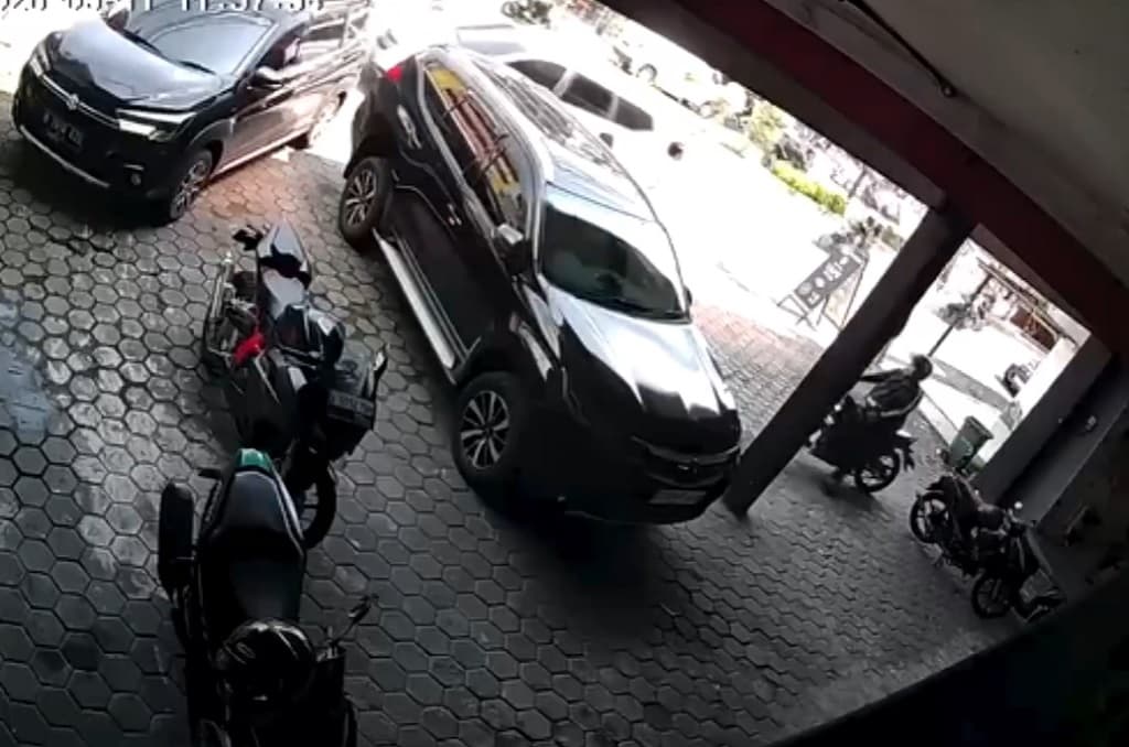 2 Perampok Gasak Uang Rp100 Juta dari Dalam Mobil yang Bannya Kempes di Bekasi 2 Perampok Gasak Uang Rp100 Juta dari Dalam Mobil yang Bannya Kempes di Bekasi