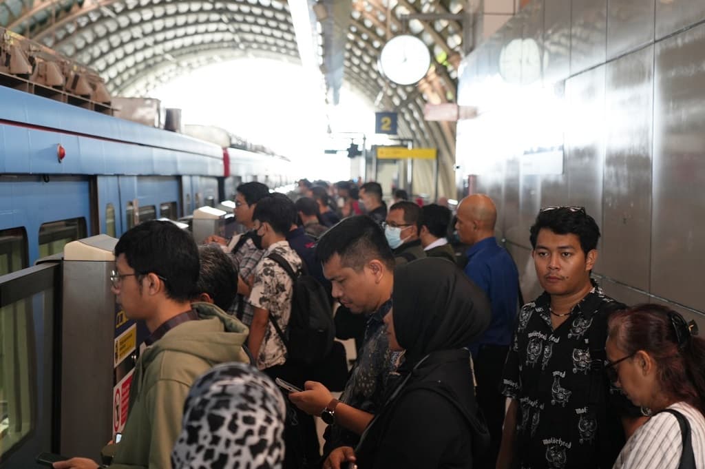 Libur Kenaikan Yesus Kristus, Sejumlah Stasiun LRT Jabodebek Dipadati Penumpang Libur Kenaikan Yesus Kristus, Sejumlah Stasiun LRT Jabodebek Dipadati Penumpang