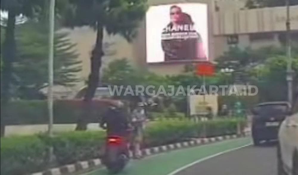Detik-Detik WNA Dijambret di Bundaran HI, Pelaku Gasak Ponsel lalu Kabur Detik-Detik WNA Dijambret di Bundaran HI, Pelaku Gasak Ponsel lalu Kabur