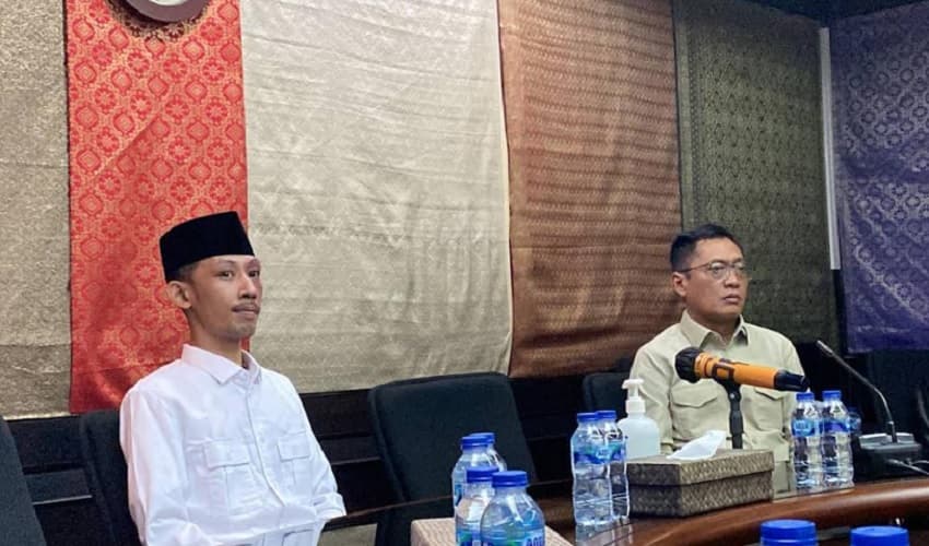 Gerindra Beri Sanksi Teguran Keras Anggota DPRD Jember yang Merokok dan Main Gim saat Rapat Gerindra Beri Sanksi Teguran Keras Anggota DPRD Jember yang Merokok dan Main Gim saat Rapat