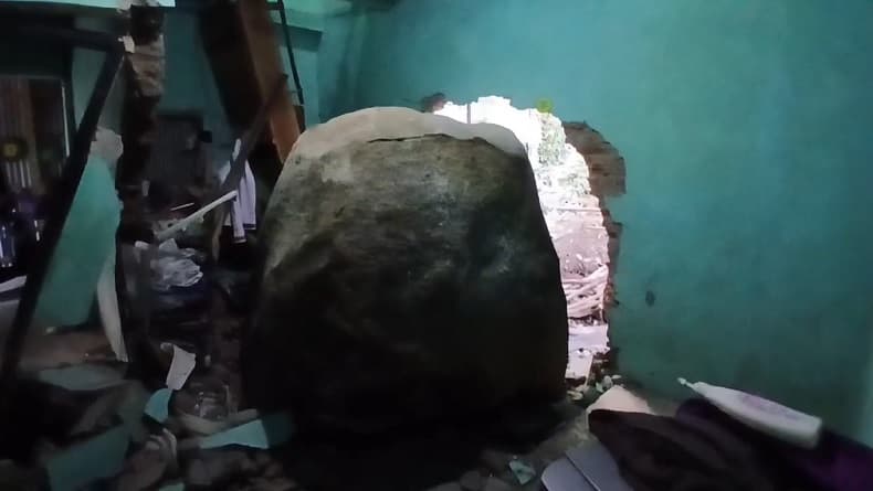 Dihantam Batu Besar Meluncur dari Bukit, Begini Kondisi Rumah Warga di Pemalang Dihantam Batu Besar Meluncur dari Bukit, Begini Kondisi Rumah Warga di Pemalang