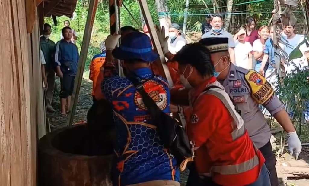 Grobogan Geger! Ibu 2 Anak Ditemukan Tewas Dalam Sumur, Tubuh Terikat Batu Besar Grobogan Geger! Ibu 2 Anak Ditemukan Tewas Dalam Sumur, Tubuh Terikat Batu Besar