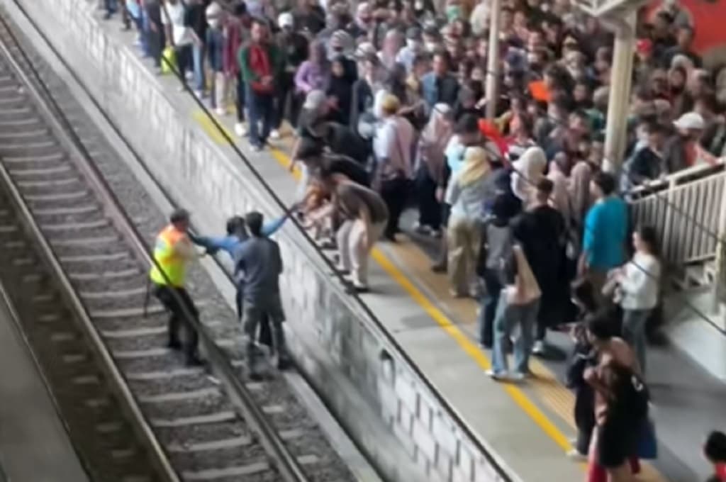 Viral Perempuan Jatuh ke Rel dari Peron Stasiun Manggarai, Begini Kondisinya Viral Perempuan Jatuh ke Rel dari Peron Stasiun Manggarai, Begini Kondisinya