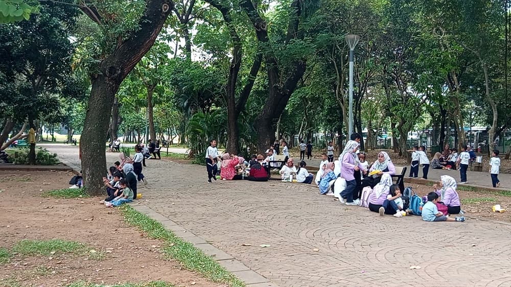 Monas Diserbu Warga saat Libur Panjang, Warga Gelar Tikar hingga Piknik Monas Diserbu Warga saat Libur Panjang, Warga Gelar Tikar hingga Piknik
