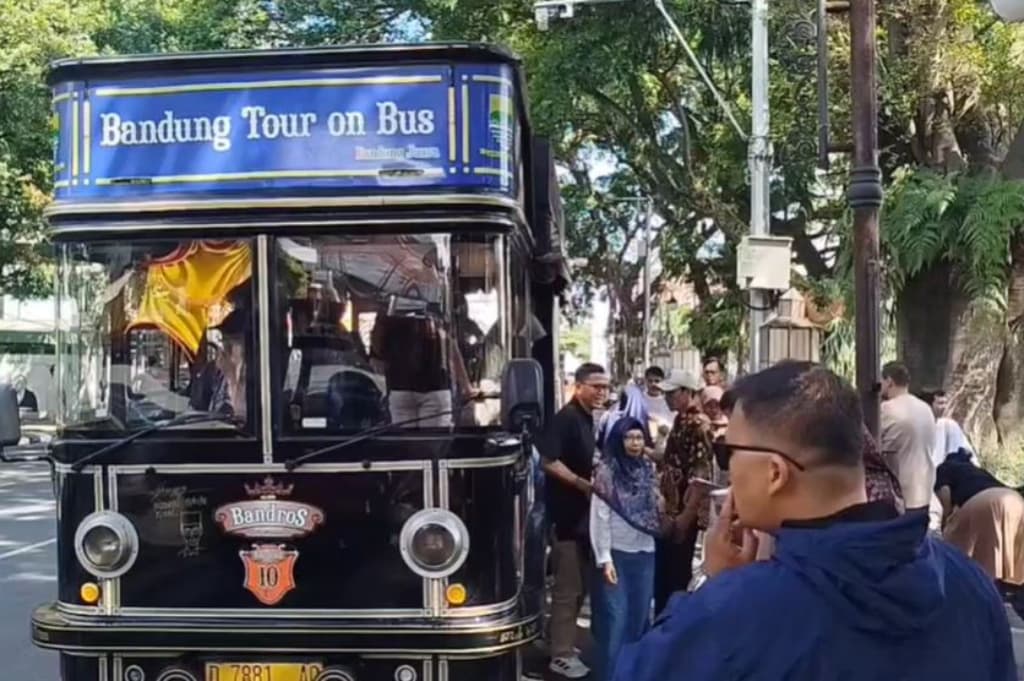 Momen Libur Panjang, Ratusan Wisatawan Rela Antre Demi Naik Bandros di Bandung Momen Libur Panjang, Ratusan Wisatawan Rela Antre Demi Naik Bandros di Bandung