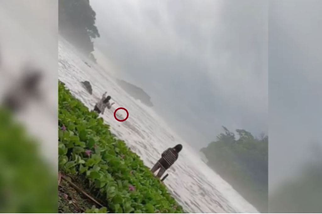 Kronologi Wisatawan Tewas Terseret Ombak di Pantai Madasari, Berawal Naik Karang Cari Spot Foto Kronologi Wisatawan Tewas Terseret Ombak di Pantai Madasari, Berawal Naik Karang Cari Spot Foto