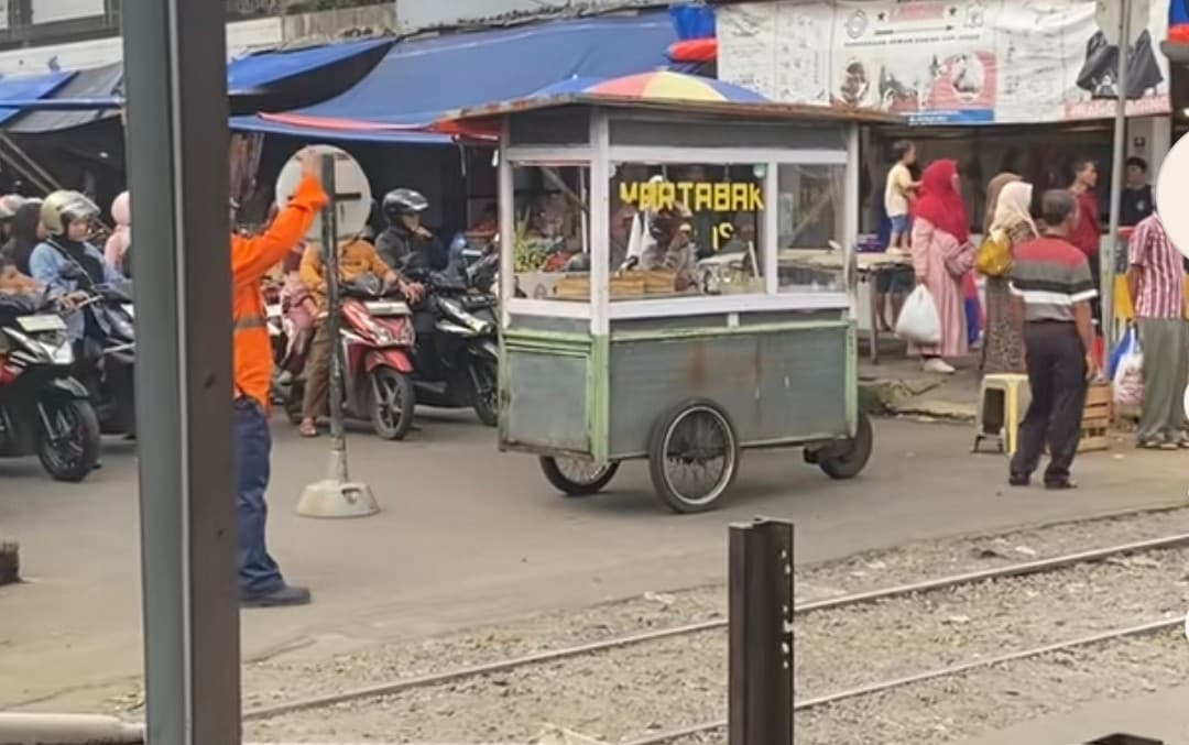 Viral Gerobak Martabak Jadi Palang Pintu Perlintasan Kereta, Netizen Auto Bingung Viral Gerobak Martabak Jadi Palang Pintu Perlintasan Kereta, Netizen Auto Bingung