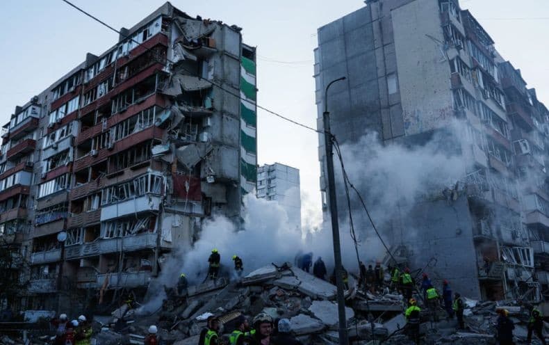Rusia Gempur Ukraina Habis-habisan, Apartemen 9 Lantai Ambruk Tewaskan 24 Orang Rusia Gempur Ukraina Habis-habisan, Apartemen 9 Lantai Ambruk Tewaskan 24 Orang