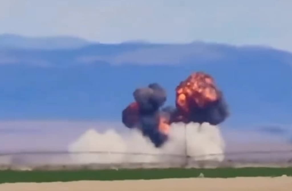 2 Jet Tempur AS Tabrakan saat Pertunjukan Udara, Meledak Disaksikan Penonton 2 Jet Tempur AS Tabrakan saat Pertunjukan Udara, Meledak Disaksikan Penonton