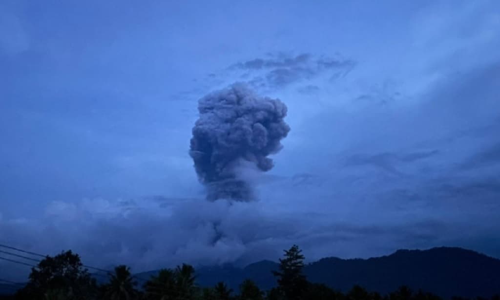 Gunung Dukono di Halmahera Utara Meletus Malam Ini, Muntahkan Abu Vulkanik 3.800 Meter Gunung Dukono di Halmahera Utara Meletus Malam Ini, Muntahkan Abu Vulkanik 3.800 Meter