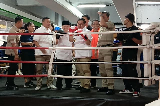 Ring Tinju di Pasar Rebo Jaktim, Remaja Hobi Tawuran Bisa Ikuti Jejak Chris John Ring Tinju di Pasar Rebo Jaktim, Remaja Hobi Tawuran Bisa Ikuti Jejak Chris John