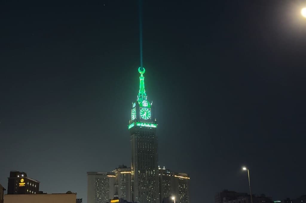 Cahaya Hijau Menara Makkah Menyala, Tanda Puncak Haji di Depan Mata Cahaya Hijau Menara Makkah Menyala, Tanda Puncak Haji di Depan Mata
